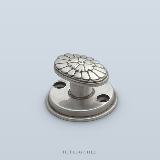 Oval thumbturn with floral motif