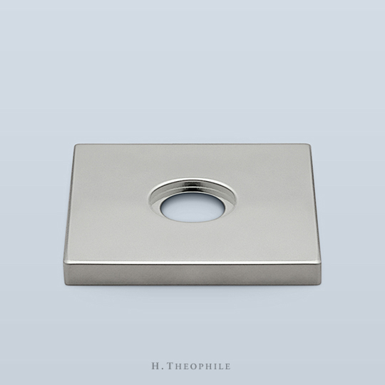 Square tile backplate with concealed mounting