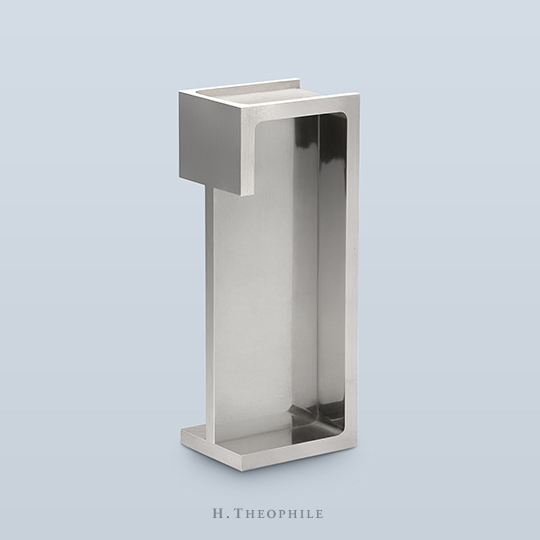 Pocket door fin-cuff with integral edge pull