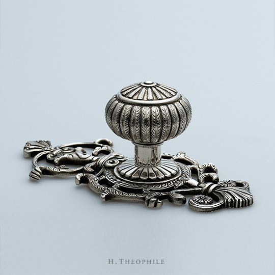 Adamesque knob with feather design