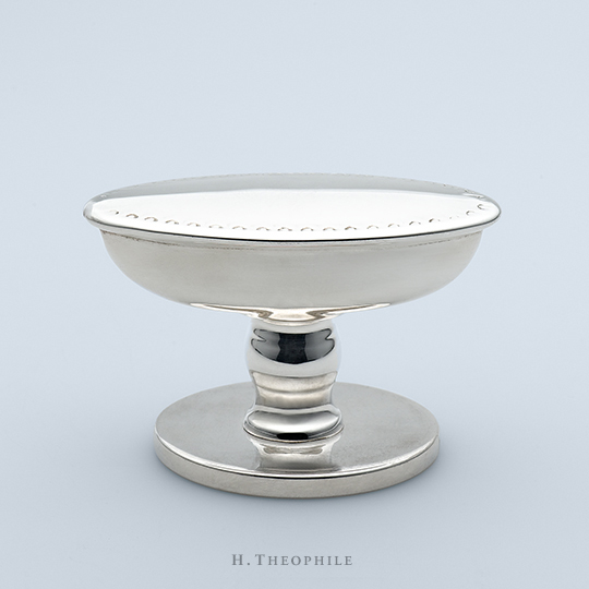 Knob with perimeter engraving