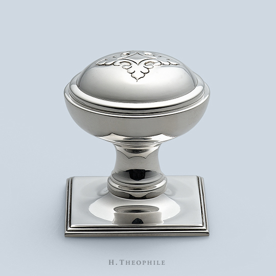 Round traditional knob with monogram