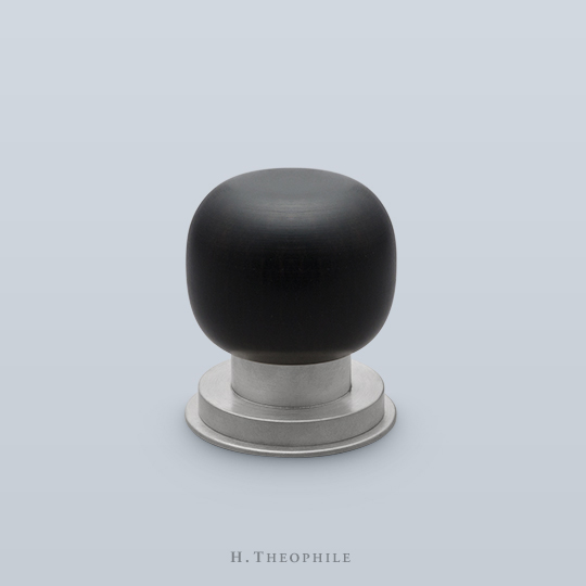 Flattened wooden tomato knob