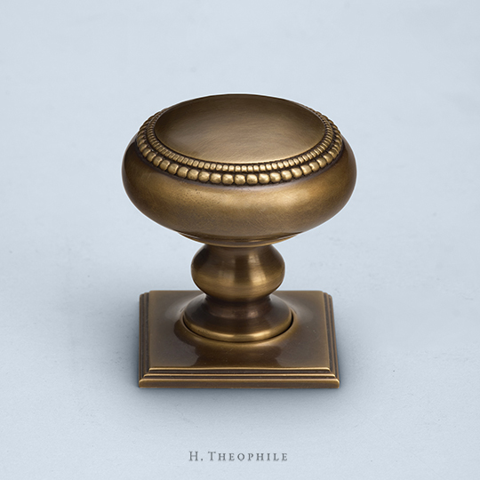 Knob with double beaded perimeter