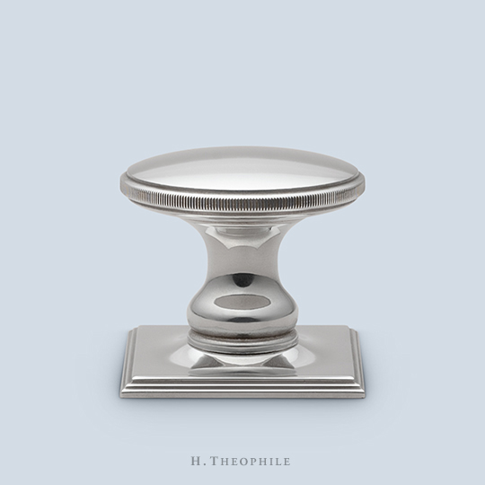 Flat knob with knurling on perimeter