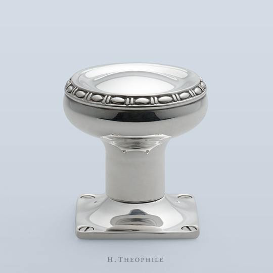 Round knob with egg and dart perimeter