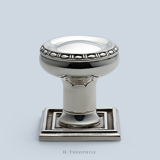 Round knob with egg and dart perimeter