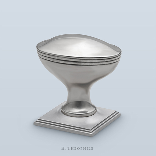 Oval knob with convex slope on face, three incised lines on side