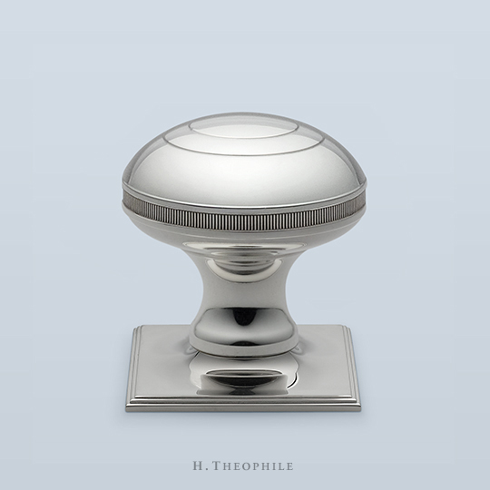 Neoclassical knob with knurling
