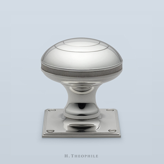 Neoclassical knob with knurling