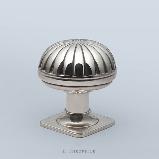 Flower knob with banded bottom
