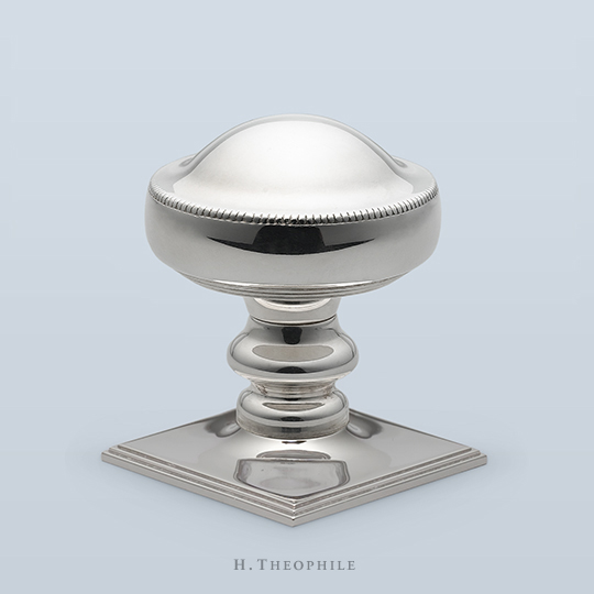 Traditional knob with knurled edge