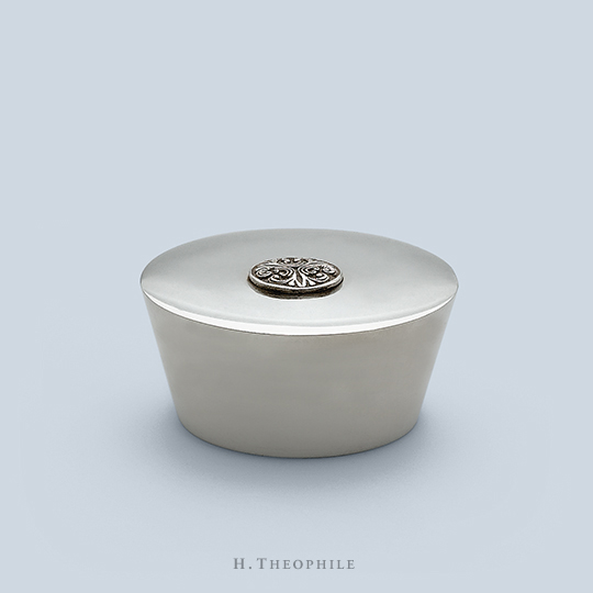 Flare knob with center crest