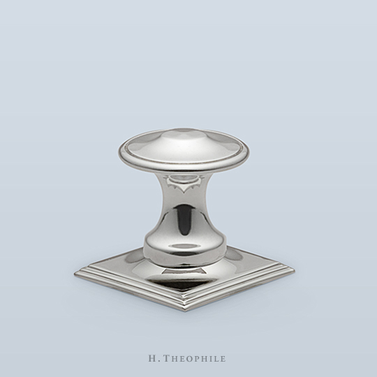 Round-faced pull with an incised edge