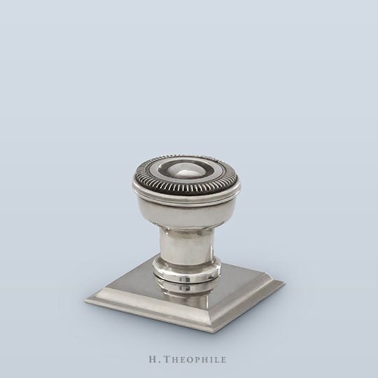 Cabinet pull with knurled face