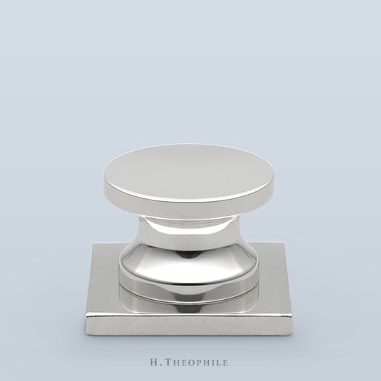 Cabinet pull with hourglass base