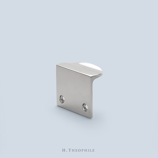 Curved grip edge pull