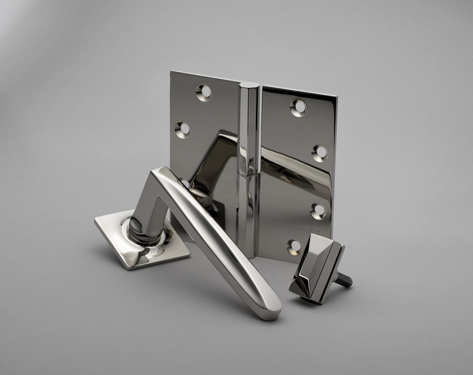 Faceted Art Deco lever and thumbturn paired with a coordinating octagonal door hinge in polished nickel