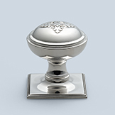 Round traditional knob with monogram